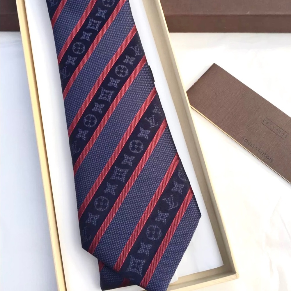 🎁LV HOLIDAY 26’🎁🆕💯✨🔥RARE LOUIS VUITTON NAVY RED LARGE MONOGRAM STRIPE TIE🔥